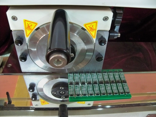 機械、0.6mmの厚さPCBの分離器機械、PCB Depanelingを作る110V PCB板