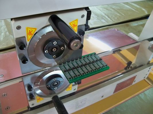 SMTはPCB Asseblingライン マニュアルのためのVの溝の打抜き機を分ける