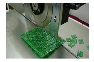 正確な切断のためのPCB分離機