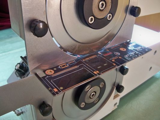 調整印刷された円板を切っているDepanel 330mm PCBのカッター