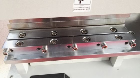 2.0mm FR4板PCB Vは2つの鋭い線形刃が付いている機械を切った